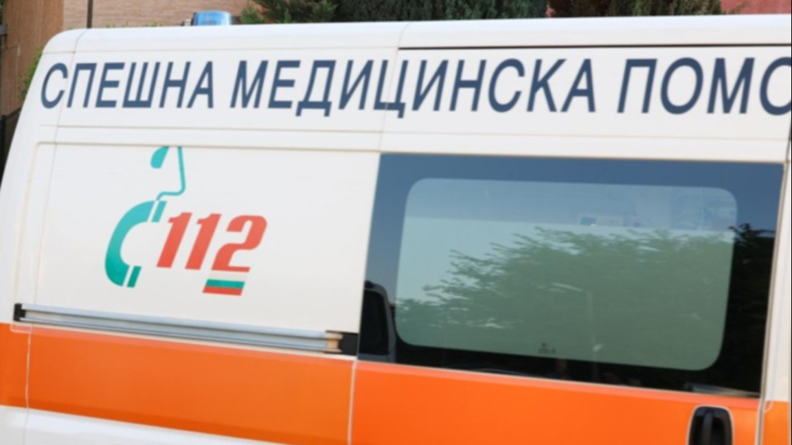Автомобил се е ударил в спрял камион кра...