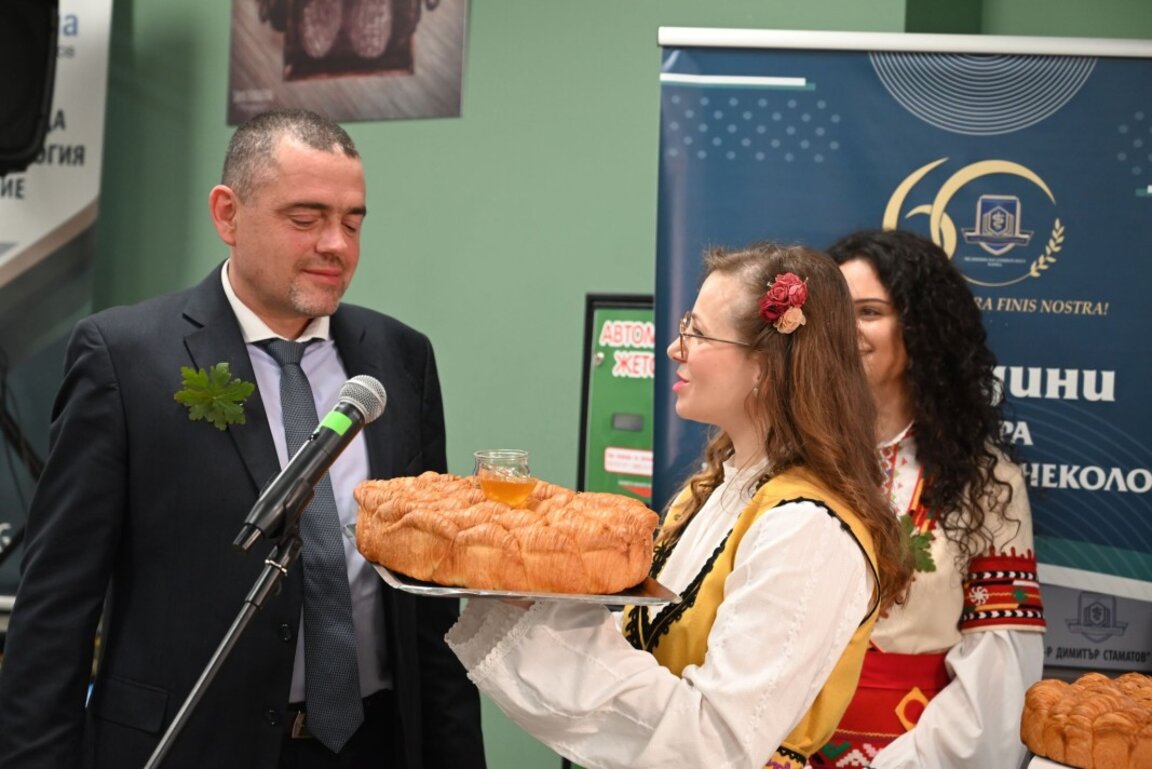 Проф. Емил Ковачев: Професията ни е дълбоко удовлетворяваща заради уникалната роля в посрещането на новия живот