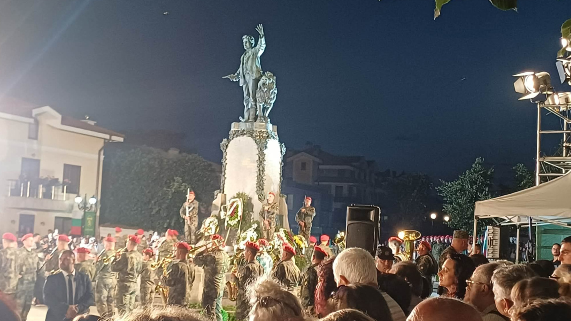 България сведе глава пред Левски в Карлово 