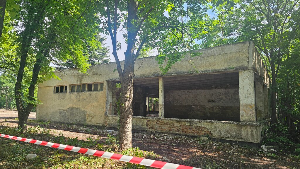 Стават ли за спортни зали постройките в Тежкия полк?