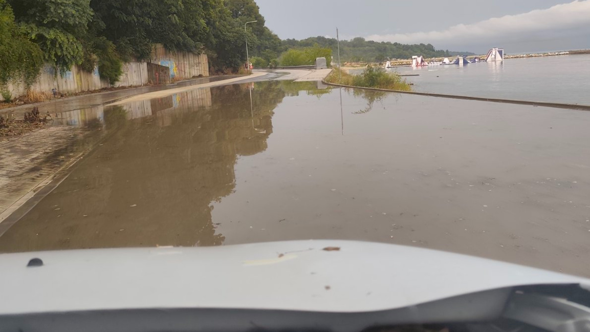 Придошли води заляха Крайбрежната алея във Варна (ВИДЕО)