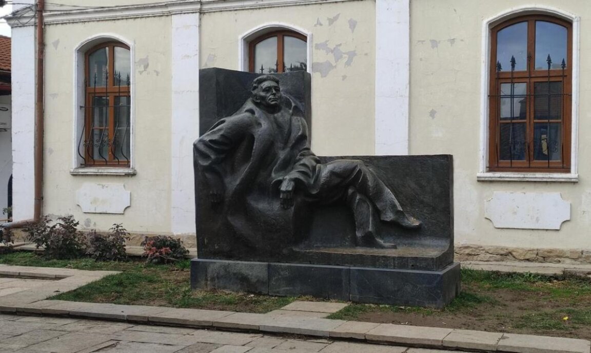 Паметник на Емилиян Станев