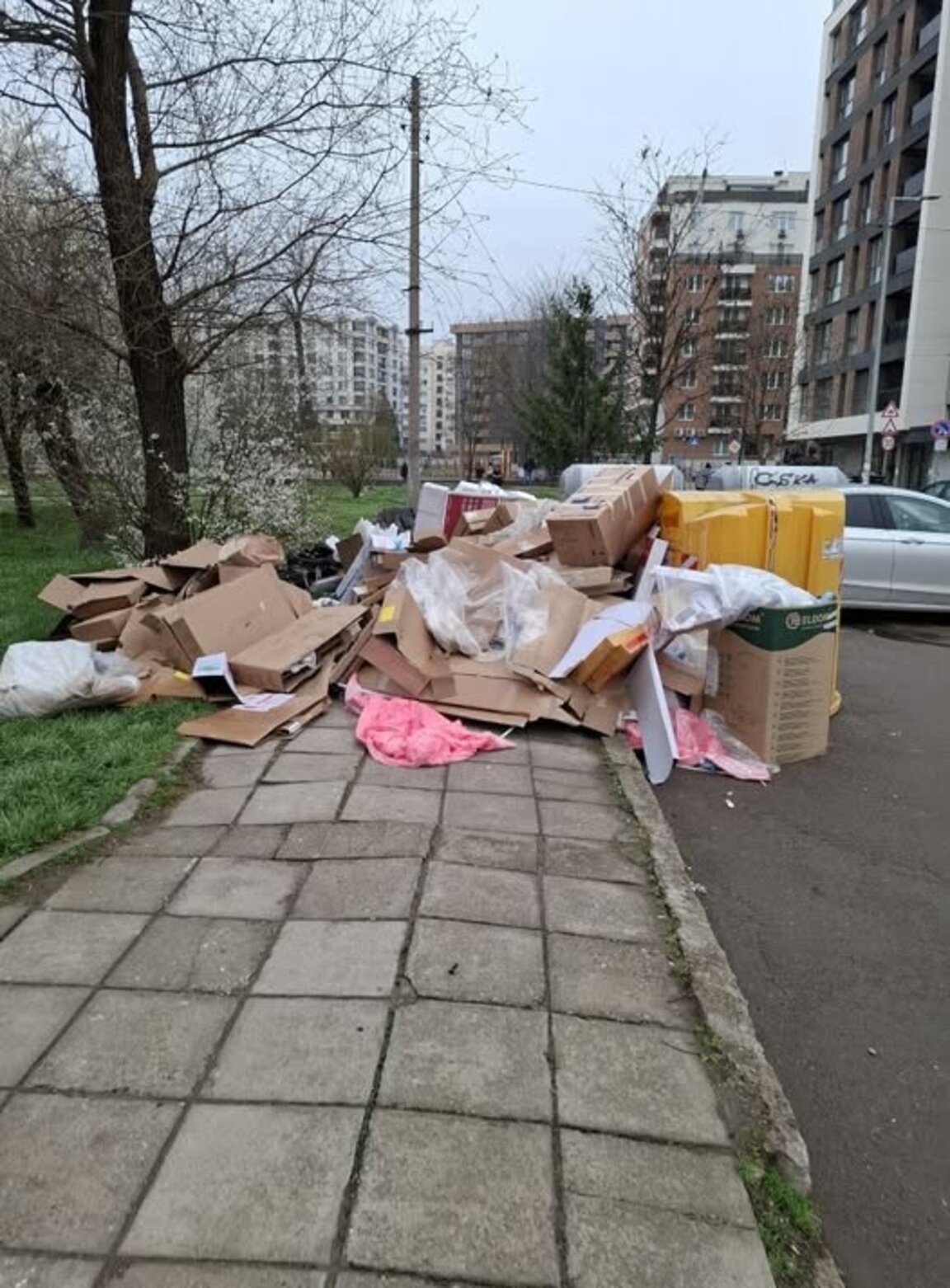 Заринат с боклуци тротоар в ж.к. "Връбница" 2 възмути жителите на квартала