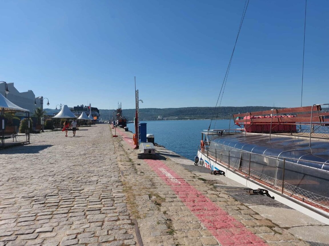 На Морска гара риба няма, пълно е с медузи
