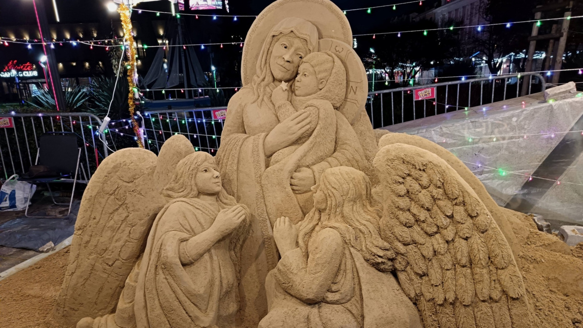 Пол и Реми отново подариха на бургазлии пясъчен шедьовър Рождество  