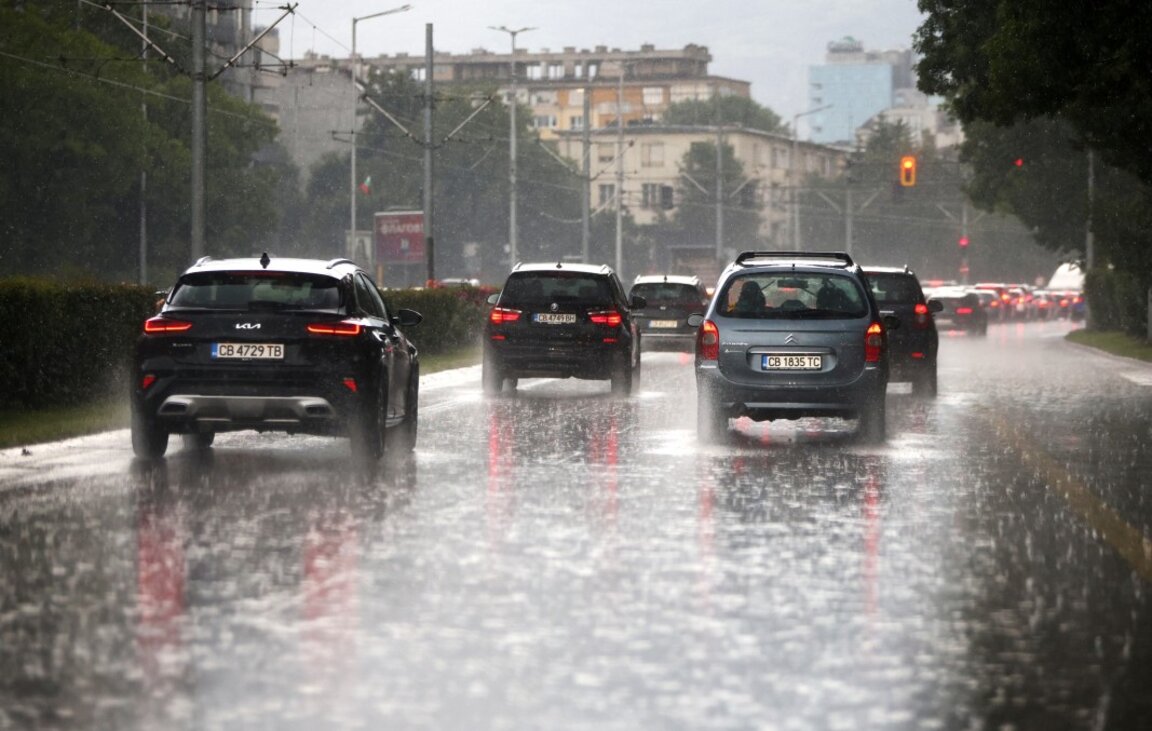 Валежите нямат край. От вторник – студен фронт ще премине над България