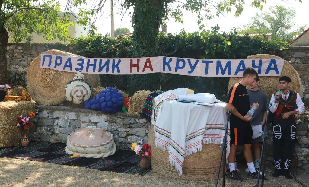 Демонстрации на стари занаяти и автентични сирена на празника на крутмача