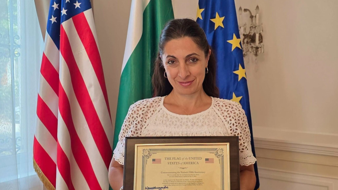 Ambasada Bulgariei la Washington a primit un steag american simbolic