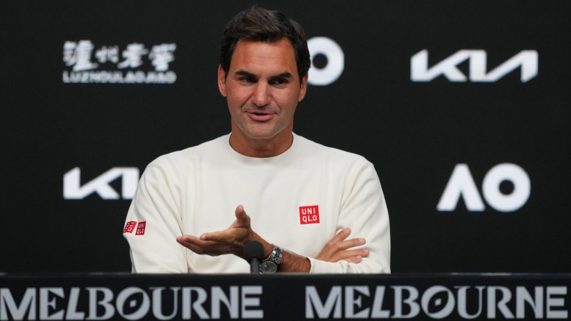 Роджър Федерер говори пред медиите.
