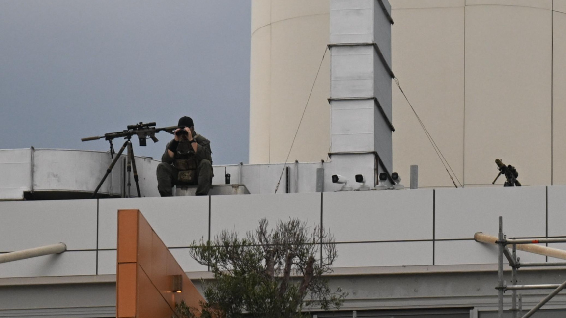 Снайперист охранява церемонията на плажа Бондай, 21 декември 2025 г.