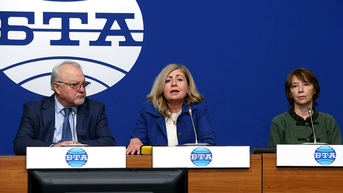 La Prof. Anna Kocheva (en el medio) durante la rueda de prensa en BTA