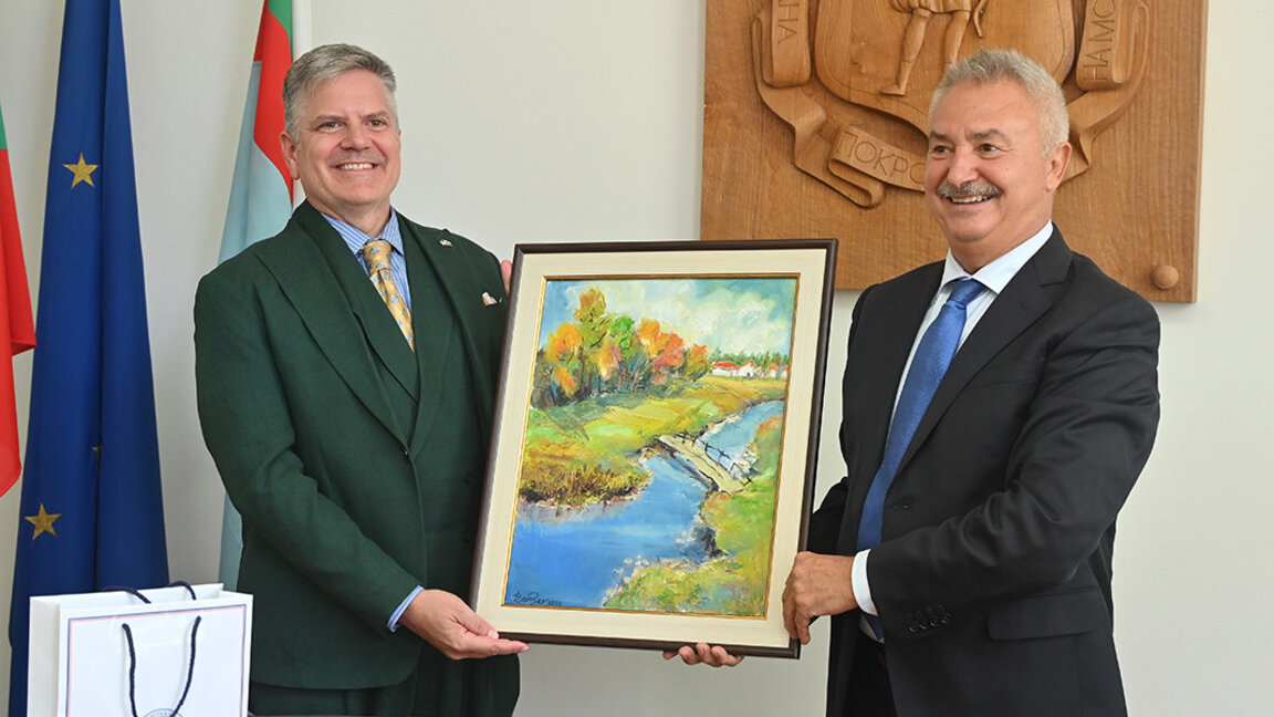Acting US Ambassador McDowell (L) and the mayor of Montana Zlatko Zhivkov.