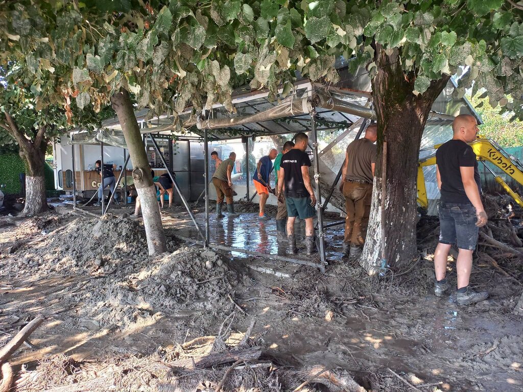 Струмяни след пороя: Без ток и вода, огромни паднали дървета, тонове кал
