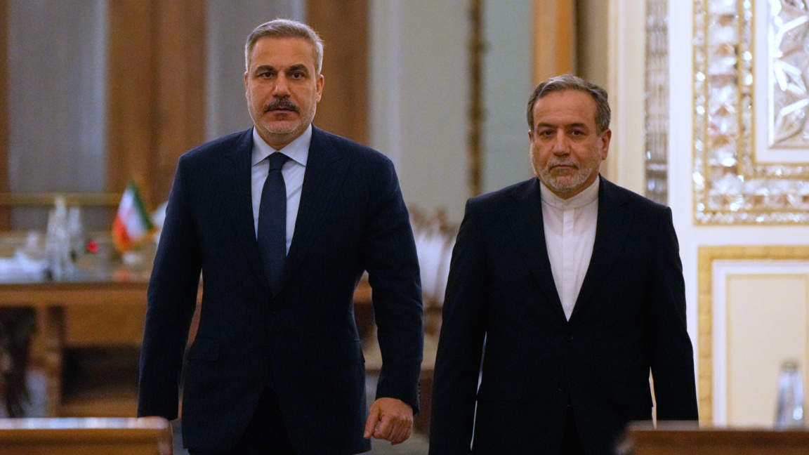 Иранският външен министър Абас Арагчи, вдясно, и неговият турски колега Хакан Фидан след срещата им в Техеран, архив, 30 ноември 2025 г.