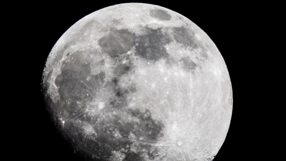 Започна транспортирането на мегаракетата "Артемис 2"