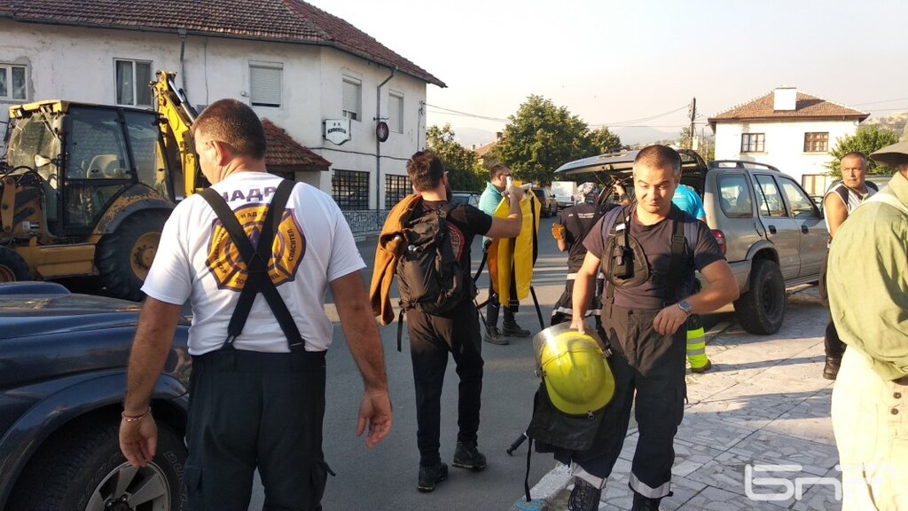 Пожарът в Малешевската планина продължава да е активен по целия фронт