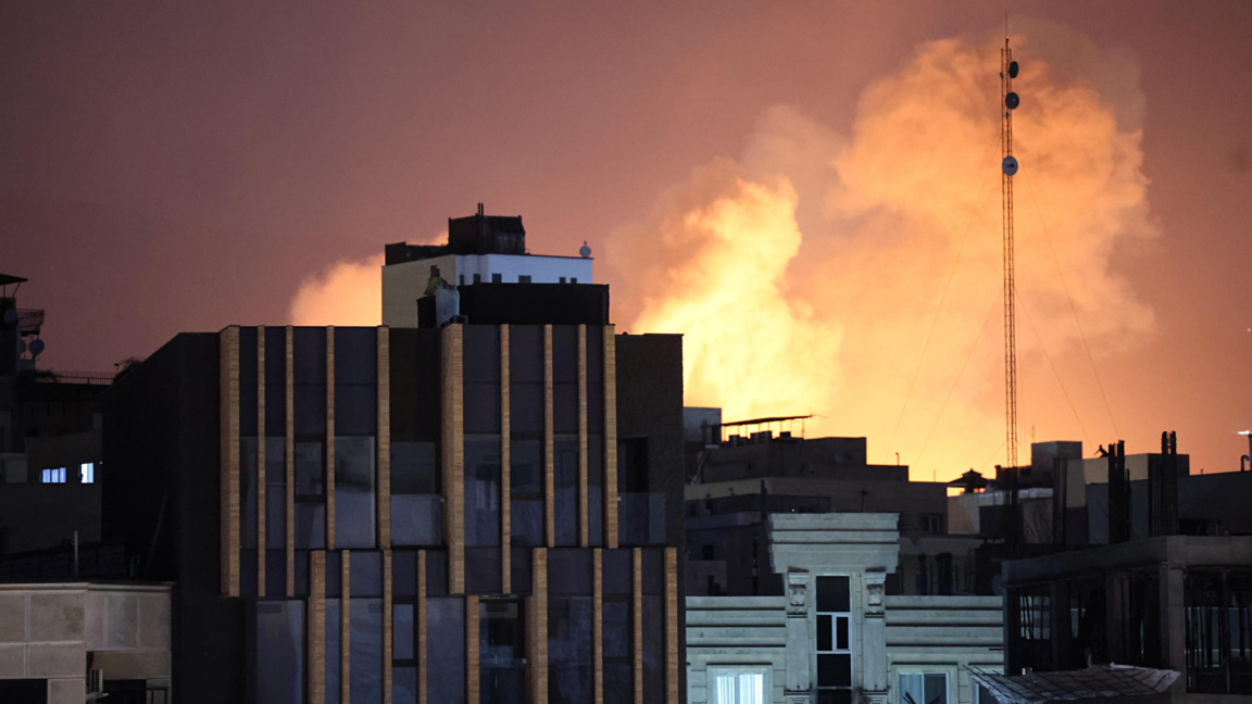 Дим и пламъци след експлозия на втория пореден ден от ударите по Техеран,1 март 2026 г.