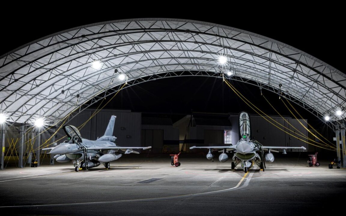 Поредните два нови самолета Ф-16 са кацнали на летище "Граф Игнатиево"