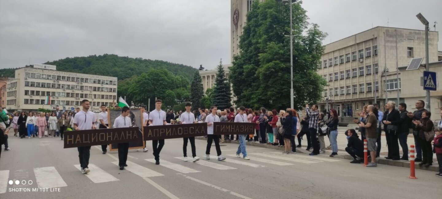 Тържествено шествие изпълни улиците на Габрово за празничния 24 май