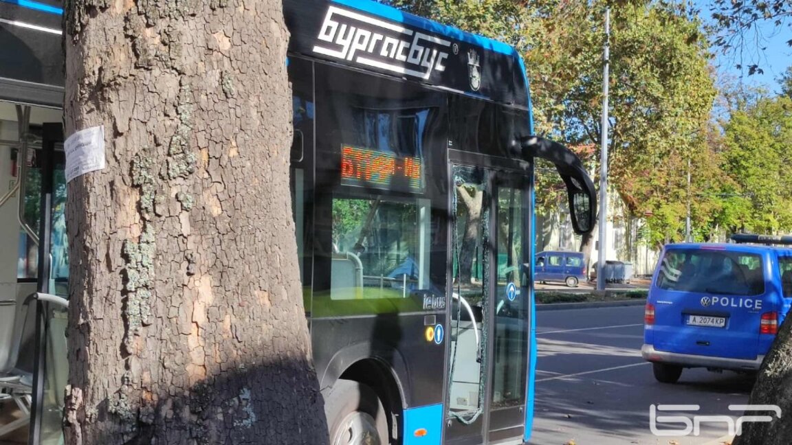 Счупеното стъкло на вратата на автобус Б11