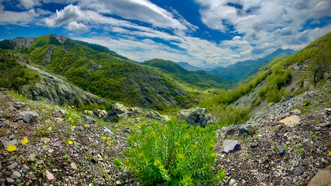Слънчево време с увеличаваща се облачност и слаби валежи на места.