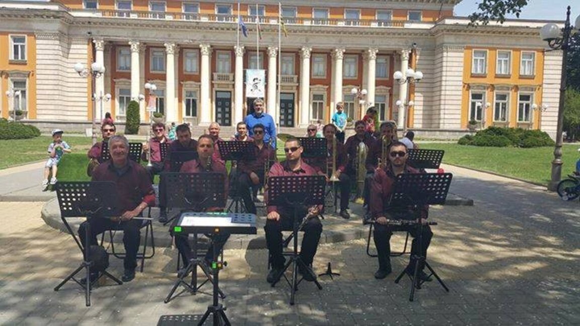 Духов оркестър "Перник" с празничен концерт пред Дома на културата