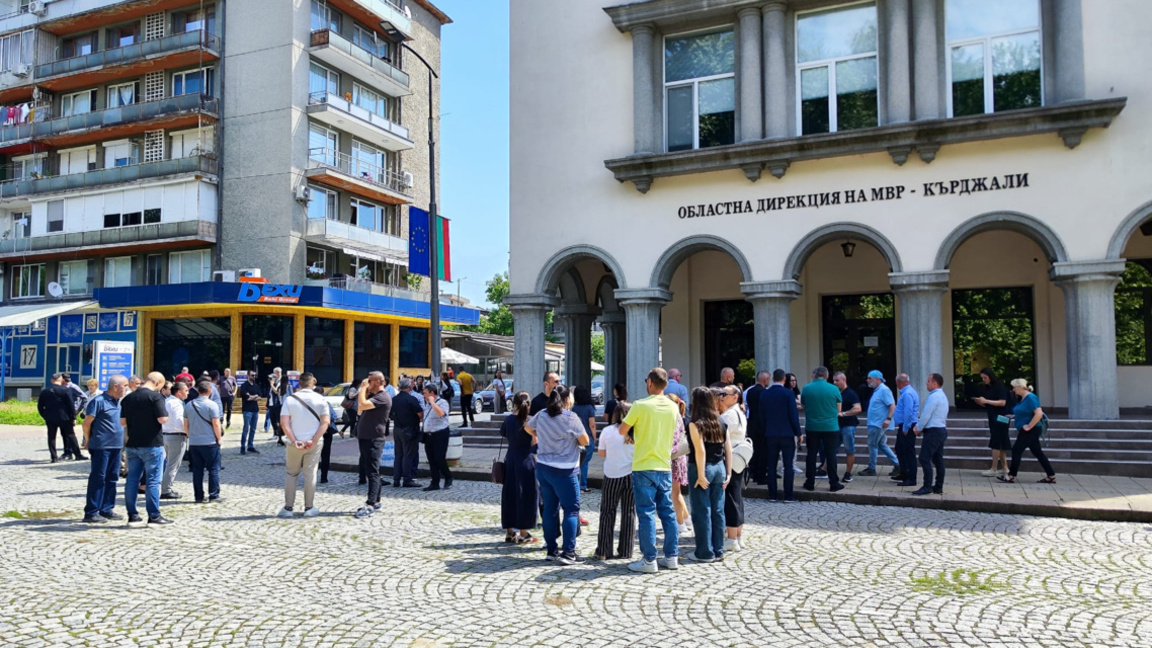 Protestë pas shoqërimit të kryebashkiakut të Kërxhalit për marrje në pyetje