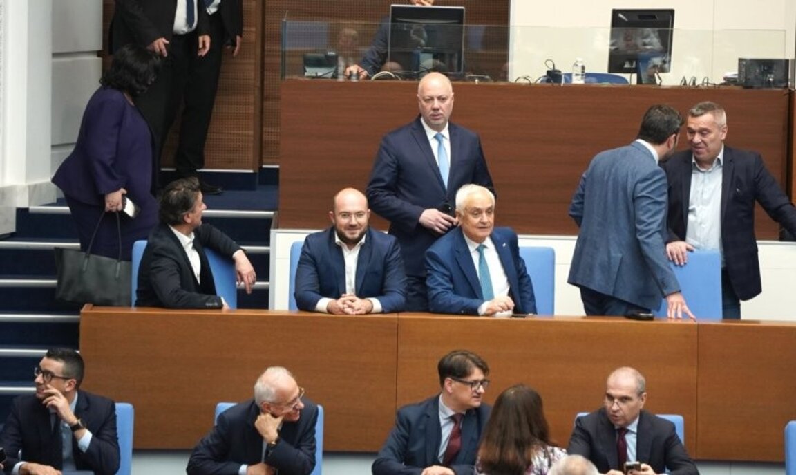 El Parlamento debate la quinta moción de censura