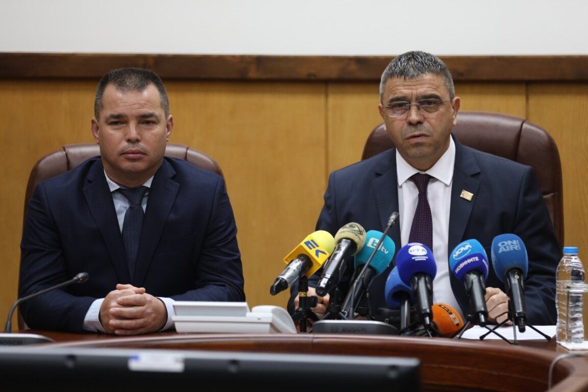 Министърът на вътрешните работи Атанас Илков и директорът на "Гранична полиция" Антон Златанов