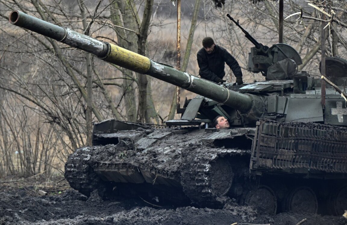 Танк с украински бойци край Бахмут, 5 февруари 2024 г.