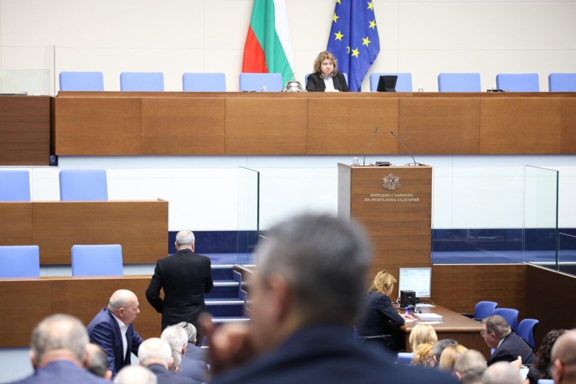 Остър спор в парламента между депутати от ДПС-ДПС и ДПС-НН