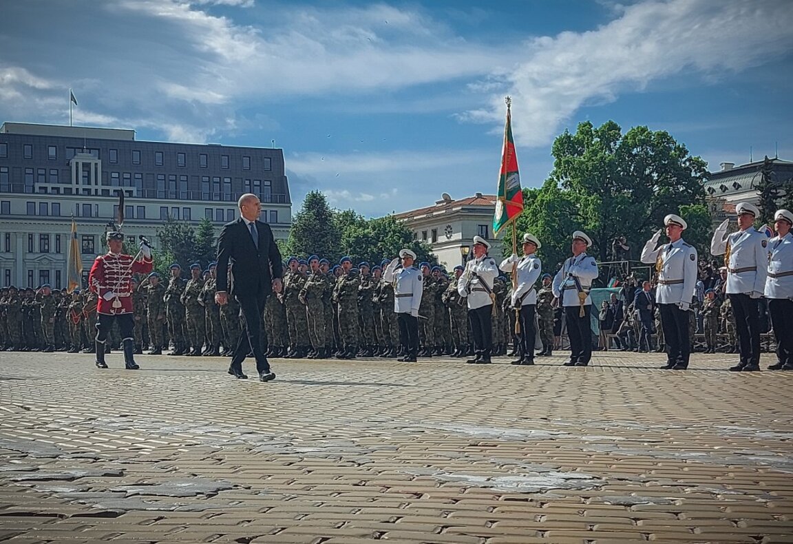 Президентът към българските военнослужещи: Нека свети Георги ви закриля