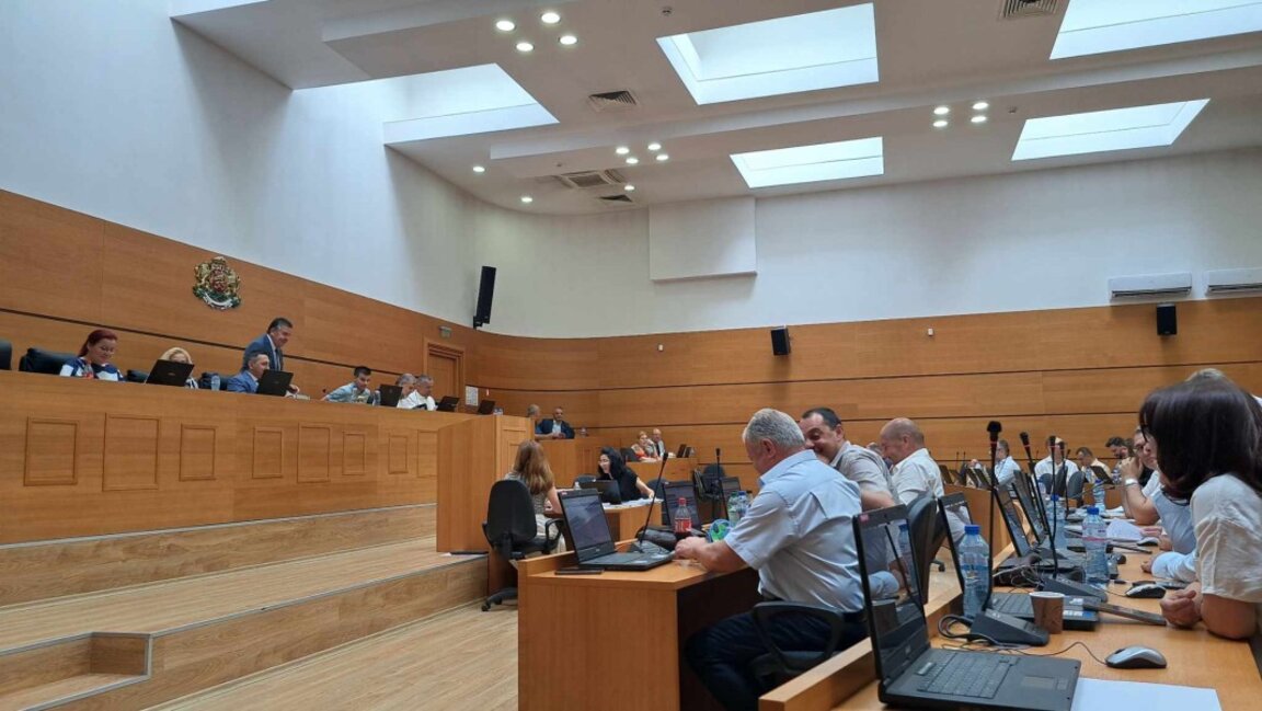 С подаряване на вентилаторче започна Общинската сесия