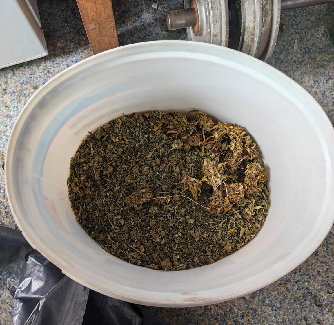 Казанлъшки криминалисти иззеха близо килограм марихуана от адрес в град Крън