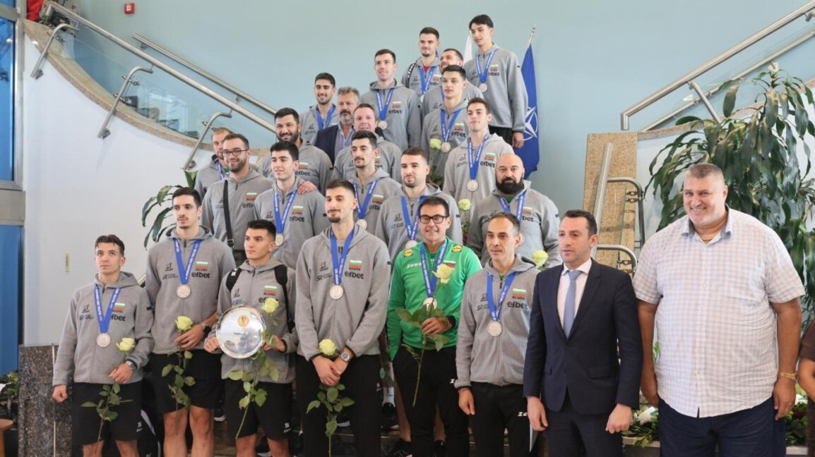 Националите ни по волейбол кацнаха на родна земя