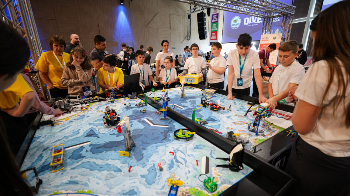 Фестивалът на LEGO роботиката в Бургас събира над 800 участници този уикенд