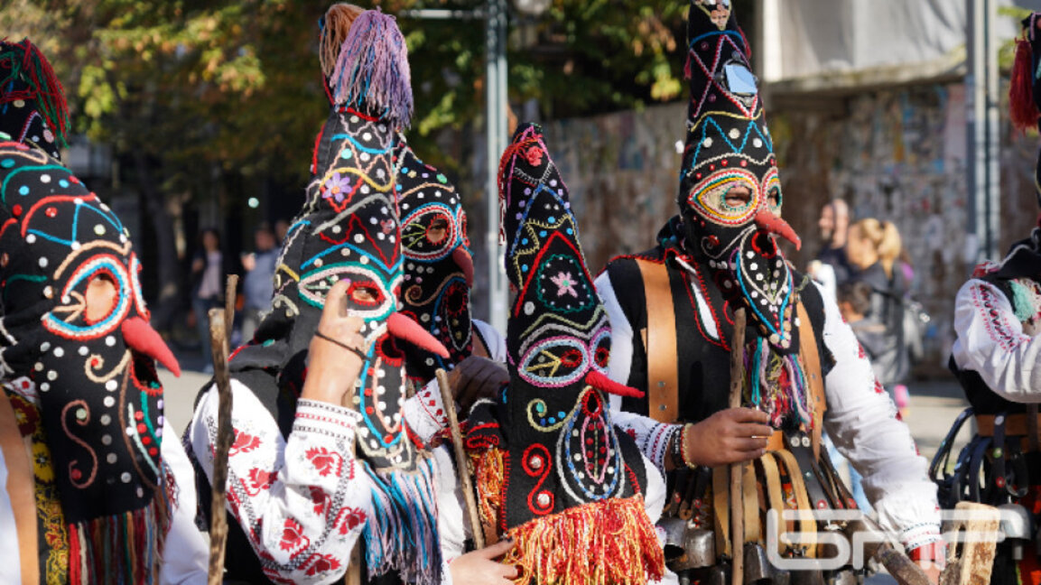 Кукерски групи играят в Долно Езерово