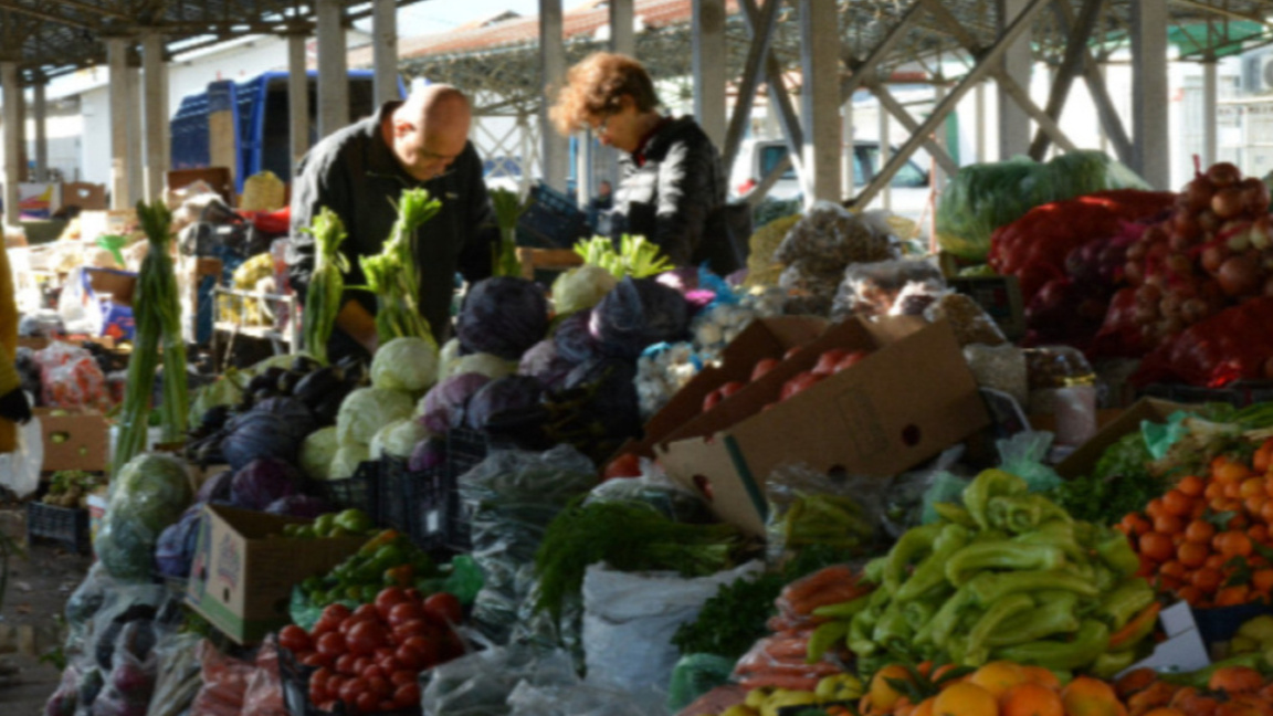 Цената на зеленчуците расте, на плодовете пада