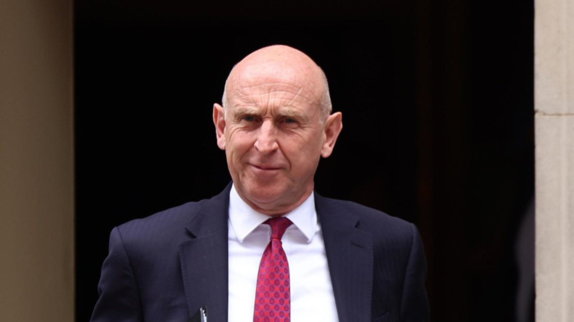 Министърът на отбраната на Великобритания Джон Хийли