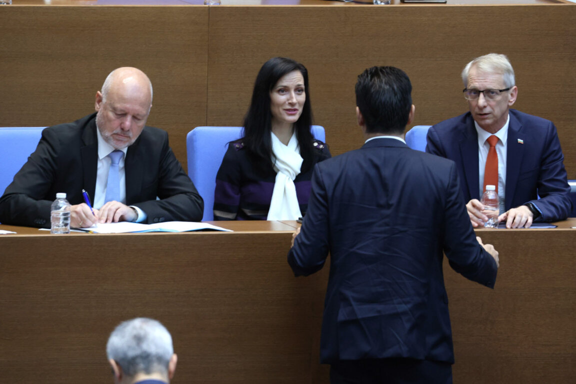 Съпредседателят на ПП-ДБ  Кирил Петков говори с вицепремиера и Мария Габриел и премира Николай Денков, докато министърът на отбраната Тодор Тагарев си води записки в НС - 15 ноември 2023 г.