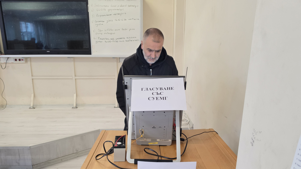 Първият гласувал в секцията в квартал "Авджълар" в Истанбул