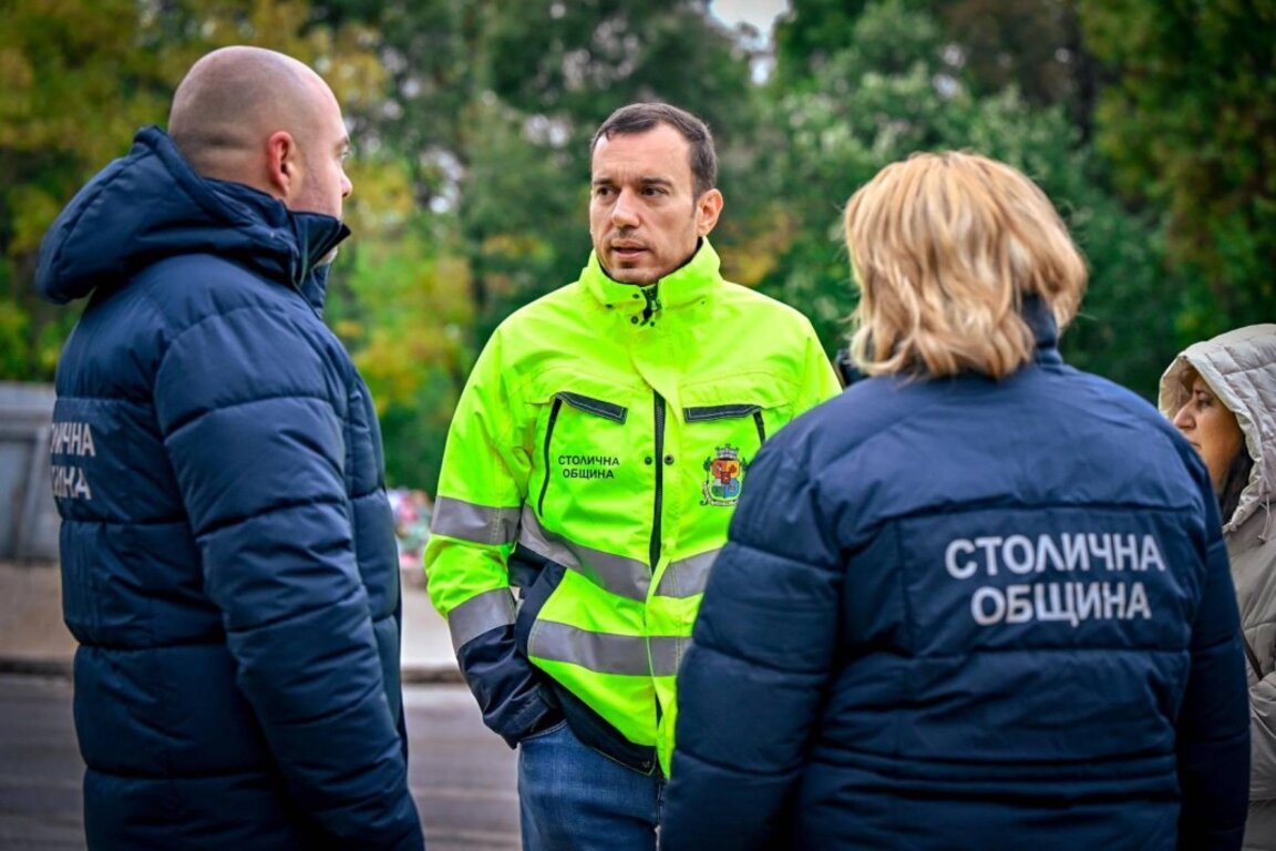 Кметът на София Васил Терзиев (в центъра)