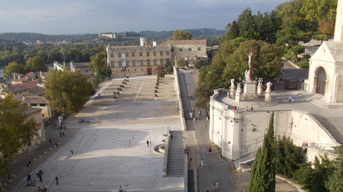 Площадът пред двореца на папите в Авиньон.