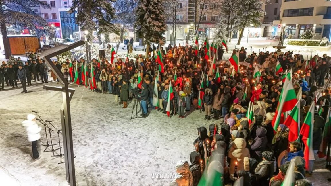 Стотици врачани почетоха Левски с факелно шествие