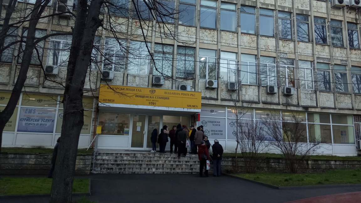 Изплащат първите пенсии в евро