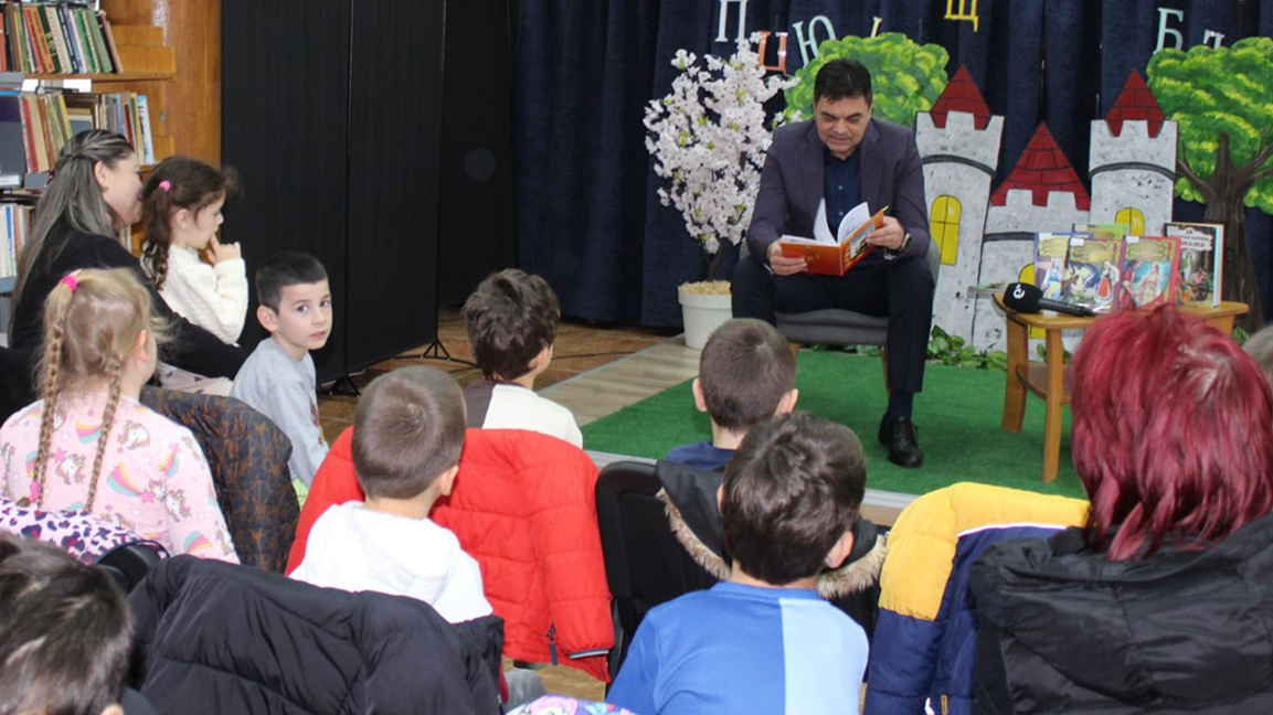 Кметът на Димитровград се включи в "Маратон на четенето" с приказки
