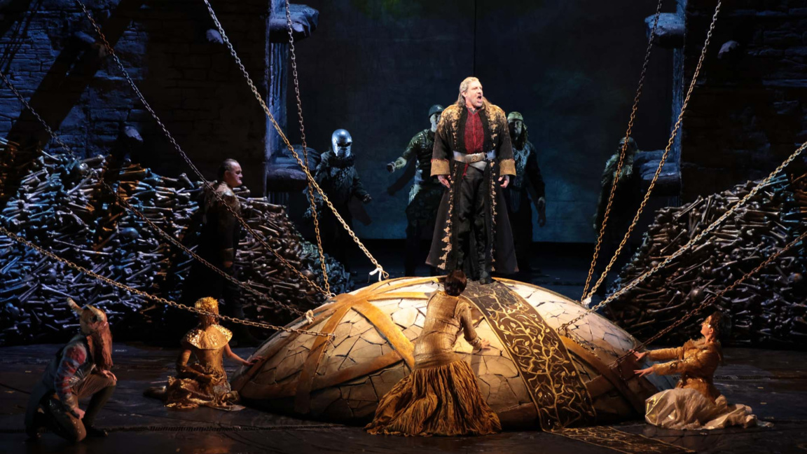 Сцена от операта “Залезът на боговете“ на сцената на Миланската Скала