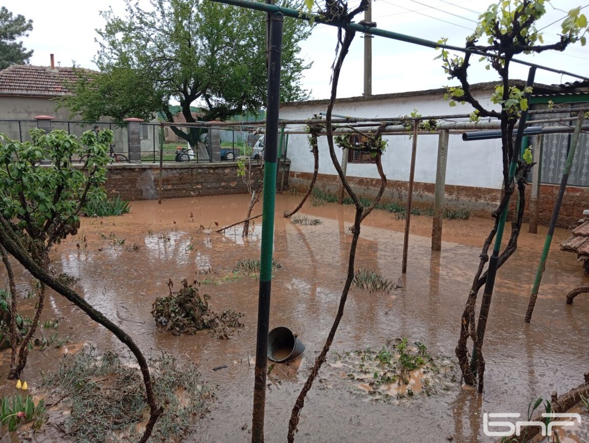 Описват щетите от наводненията в Монтанско и Врачанско, доброволци помагат на пострадалите