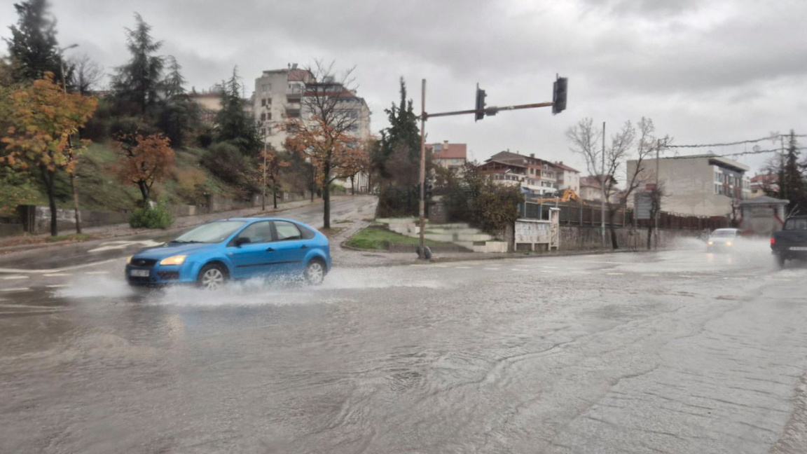 Вода заля улиците на Сандански