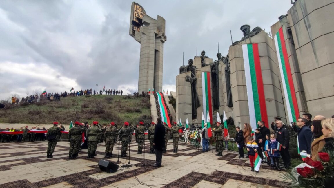 Хиляди старозагорци се включиха в пренасянето на 300-метровия национален флаг
